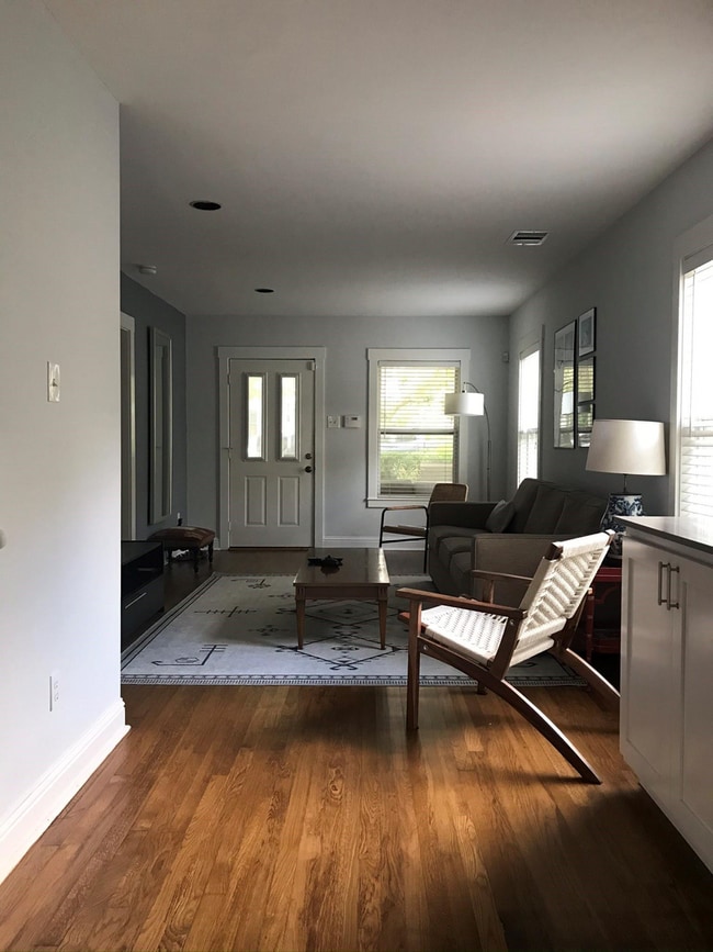 Building Photo - Hyde Park gem with Casita!!!