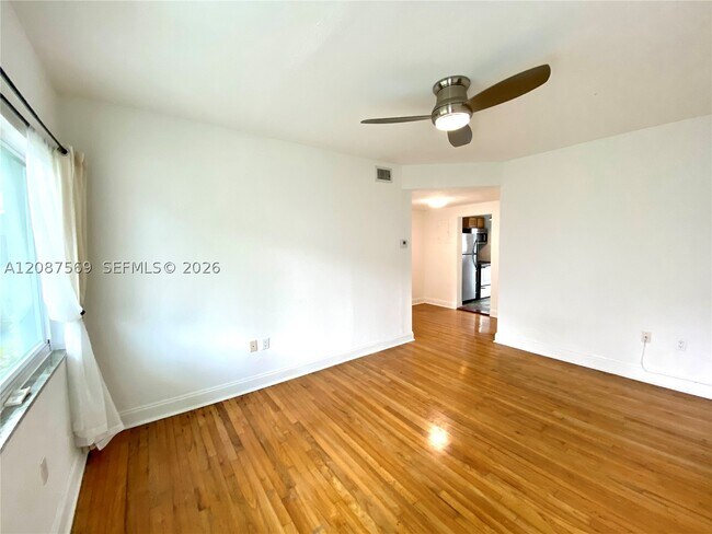 Foto del edificio - 7207 Bay Dr E