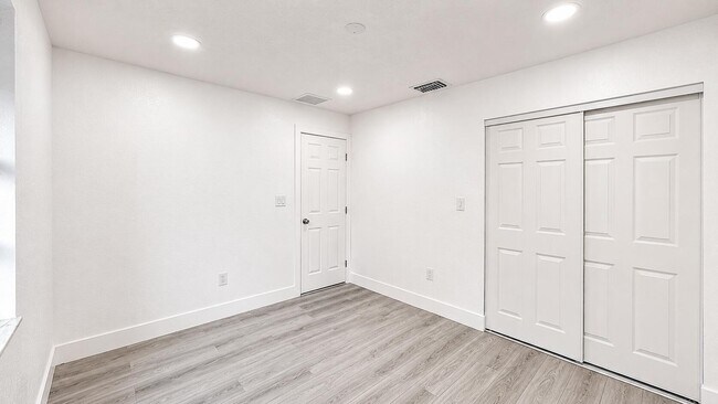 Foto del edificio - 528 E Lakewood Rd