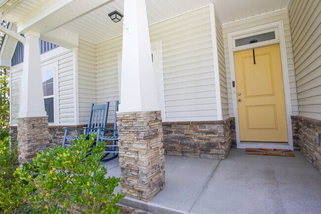Building Photo - 3-Bed, 3-Bath plus BONUS & DEN/STUDY Aberd...