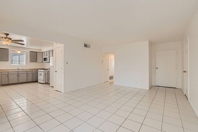 Building Photo - Single Story 3 bed, 2 bath!