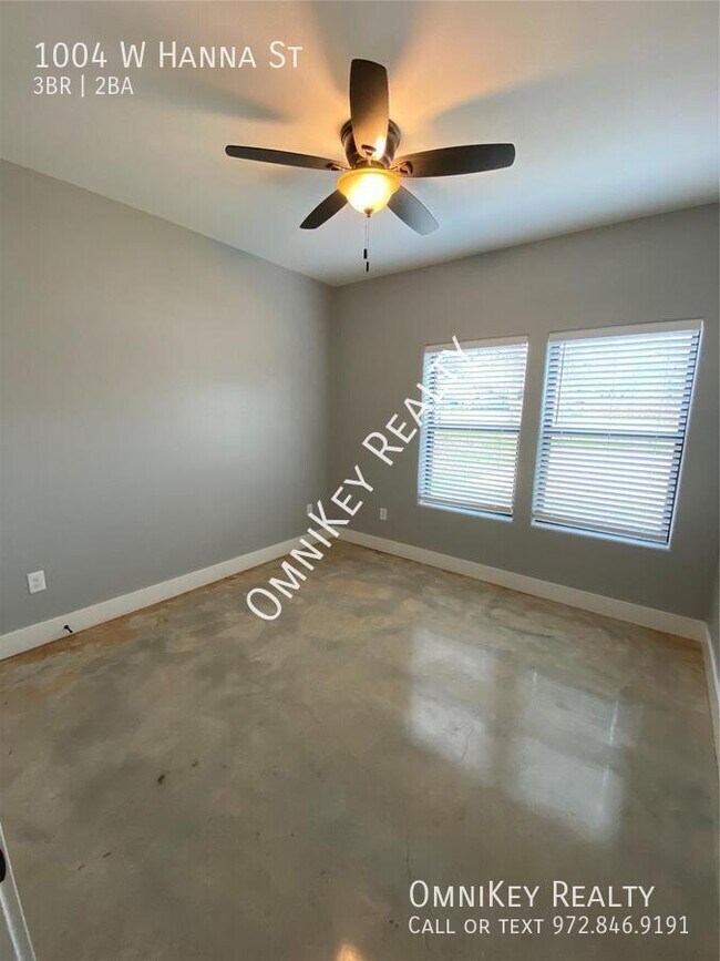 Building Photo - 1004 W Hanna St