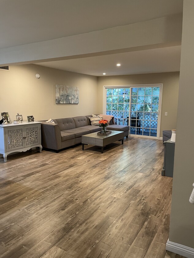 5460 White Oak Ave Unit C207, Encino, CA 91316 Condo for Rent in Encino, CA