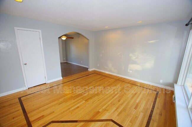 Foto del edificio - 723 Riderwood Dr
