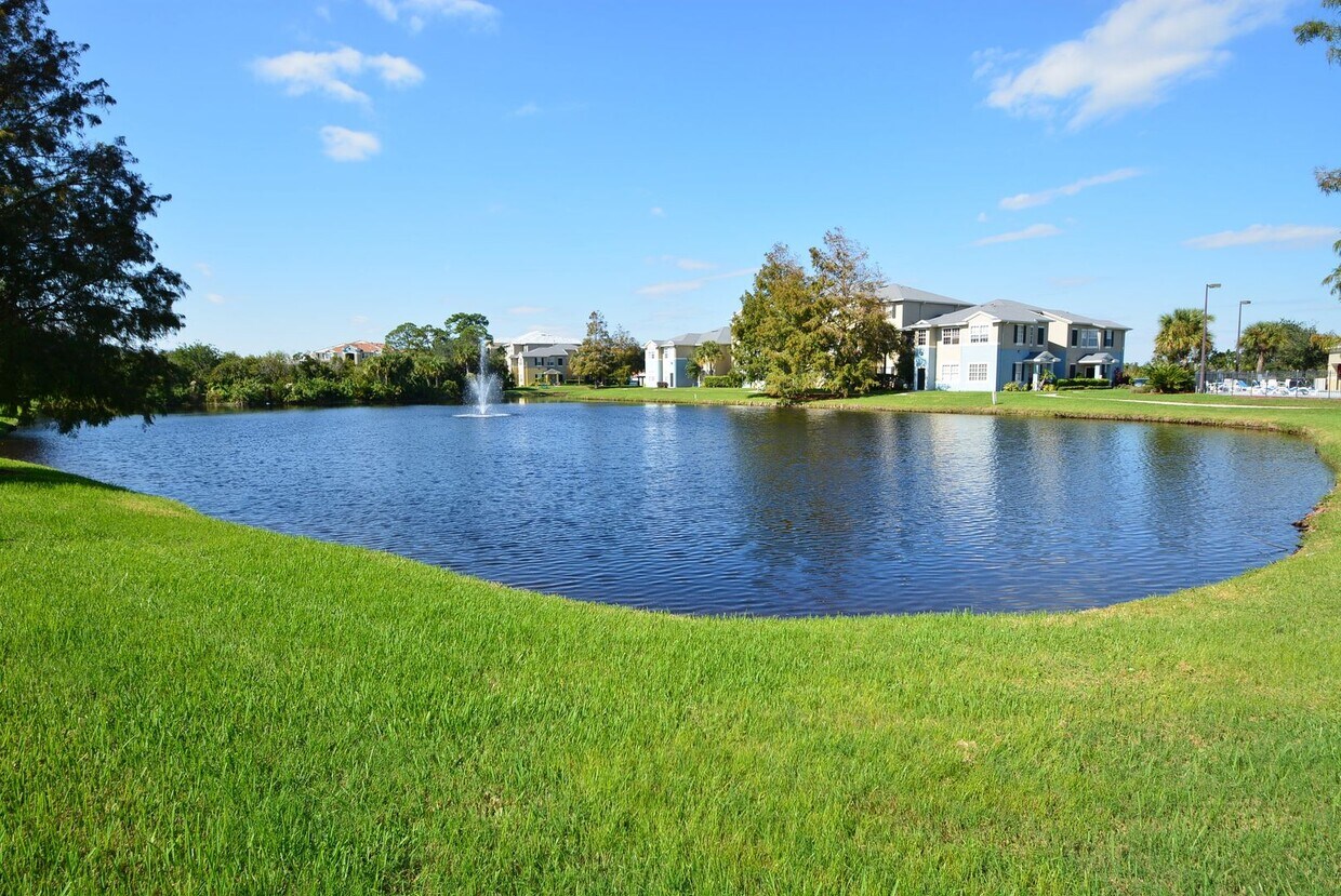 Building Photo - 2 BD/2BA END UNIT