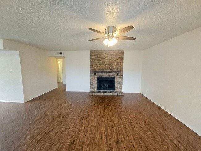 Building Photo - Nice 4 plex unit in NRH