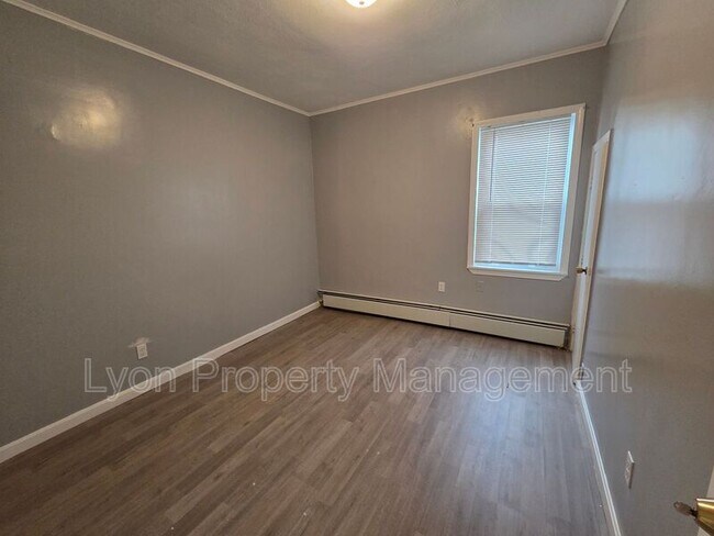 Building Photo - 55 Kossuth St