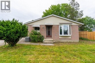 Building Photo - 1104 Overlea Crescent