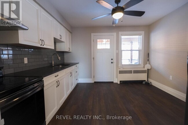 Building Photo - 4 Simcoe St N