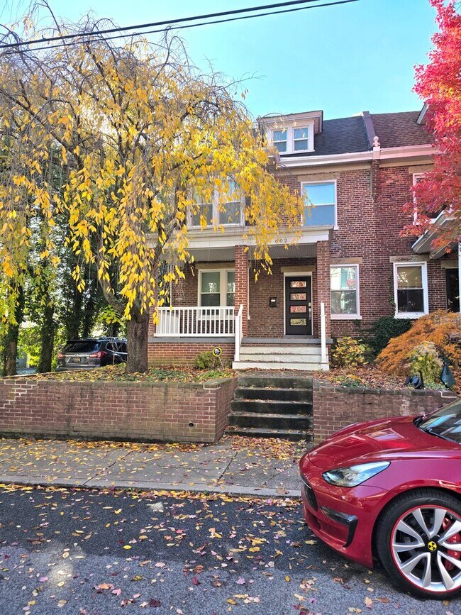 Foto del edificio - Gorgeous one of a kind 5 bedroom home fully updated