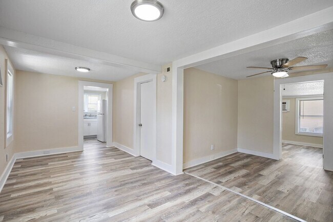 Foto del edificio - Won't Last! Apply NOW!  App fee REDUCED $25 ASAP $1995 3br/1bath CUTE House w/ HUGE YARD *** Newl...