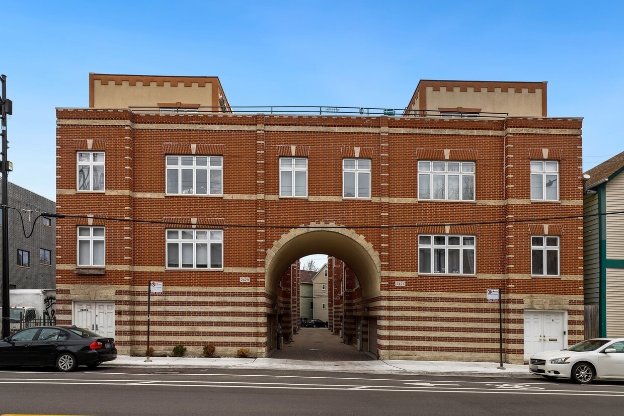 Primary Photo - 2429 N Clybourn Ave