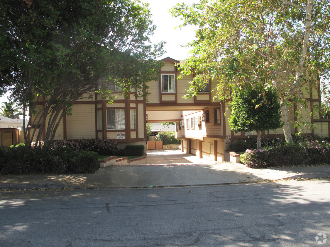 Foto principal - 244 W Cypress Ave