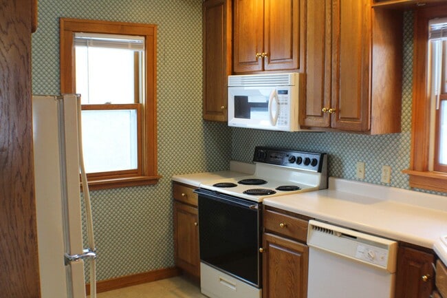 Building Photo - A must see victorian home!