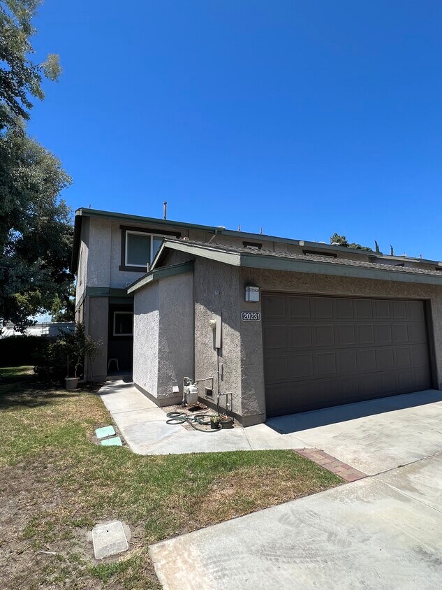 End unit townhome - 20231 Village Green Dr