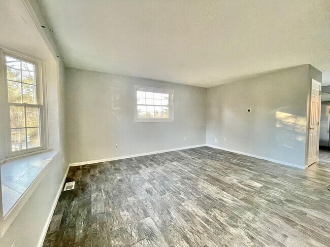 Foto del edificio - 83 Derryfield Ct