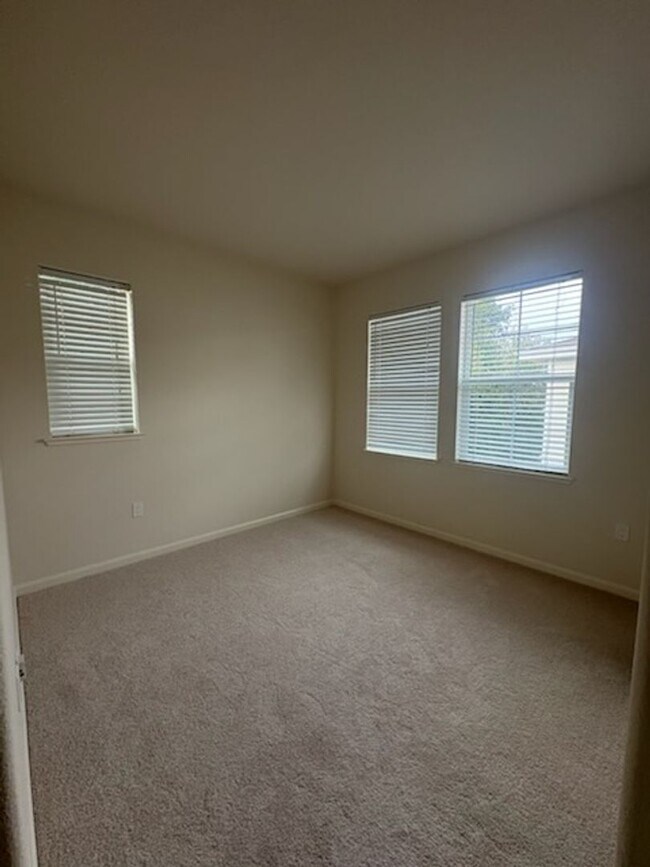 Building Photo - Beautiful Corner Unit in Marina Bay