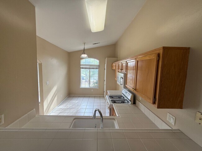 Foto del edificio - Cozy 3-Bedroom, 2-Bathroom Home in the Cam...