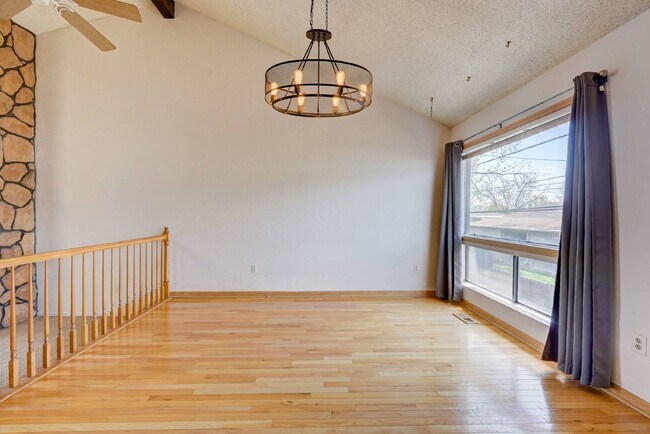 Foto del edificio - $2,450 - 2 Bed, 2 Bath Townhome in Lakewoo...