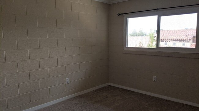 Building Photo - 673 Santa Rosa St