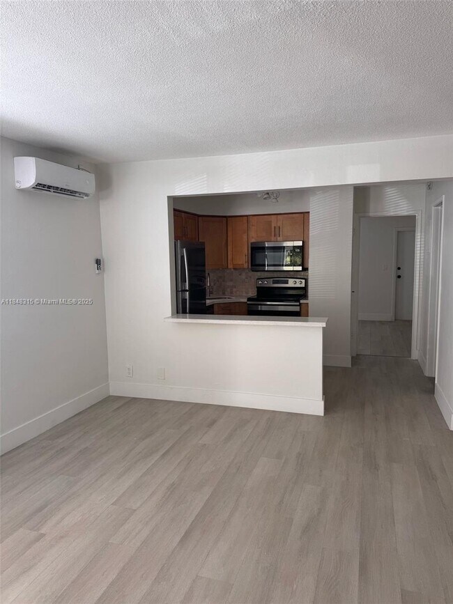 Foto del edificio - 1520 NE 56th St