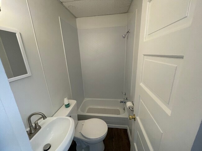 Building Photo - Conveniently Located Apartment just outsid...
