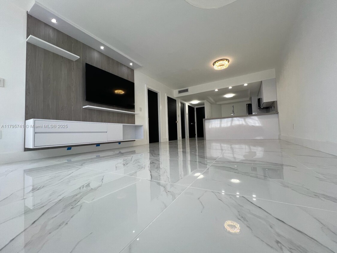 Foto principal - 1301 NE Miami Gardens Dr