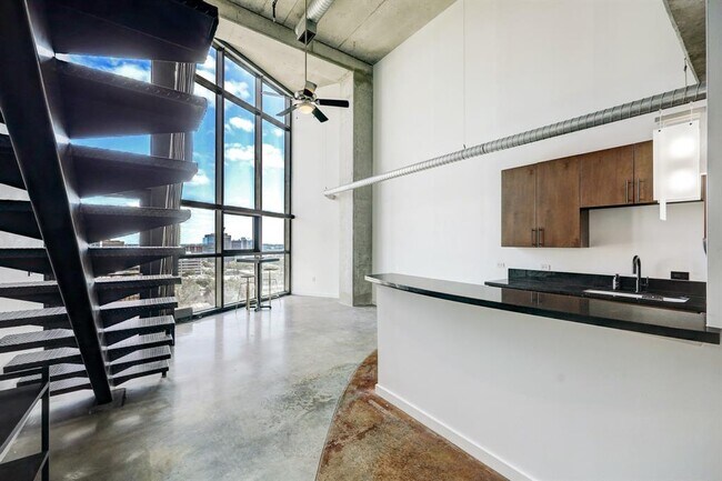 Building Photo - 2000 Bagby St