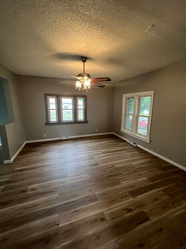 Foto del edificio - Spacious 4 Bedroom House