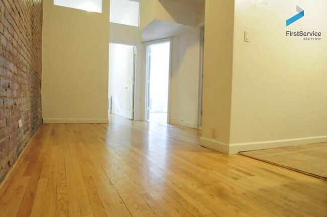 Foto del edificio - 301 E 12th St