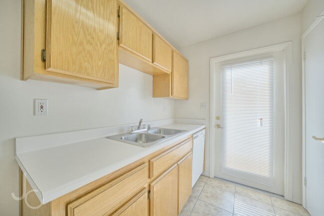 Building Photo - 1206