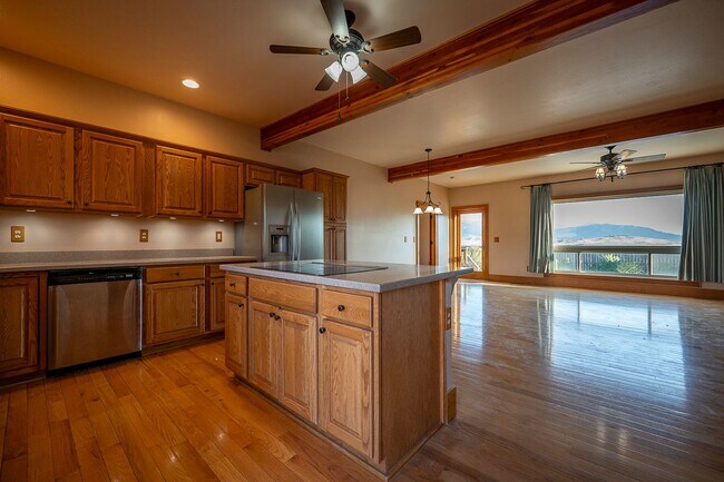 Foto del edificio - Stunning 4 bed, 3 bath home on 2.8 Acres