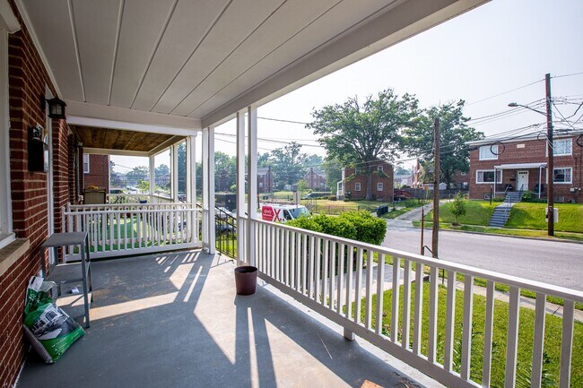 Foto del edificio - Amazing 3 BR/2.5 Semi-Detached Home in Tem...