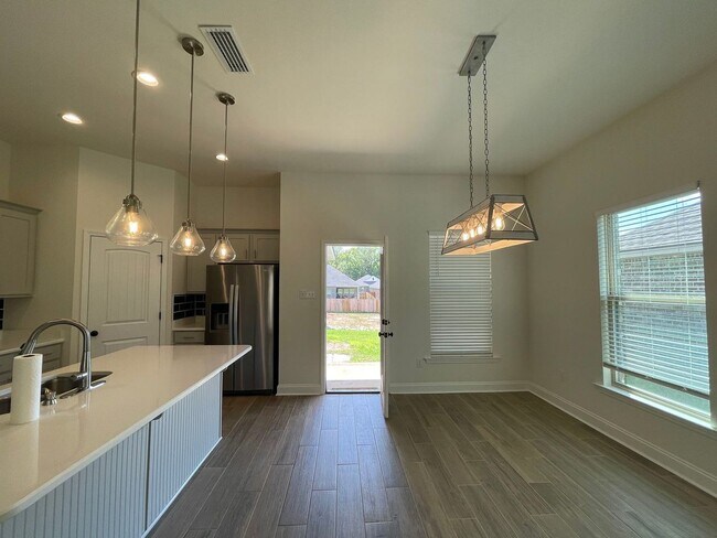 Foto del edificio - 3 Bedroom, 2 bathroom in Twin Beech Estate...