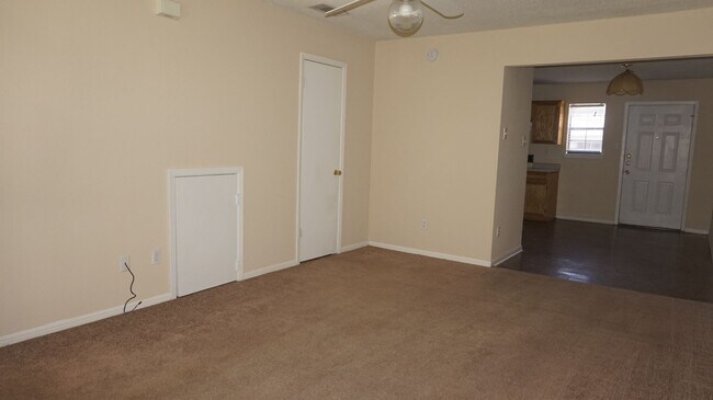 Building Photo - 904 Clairidge Ave