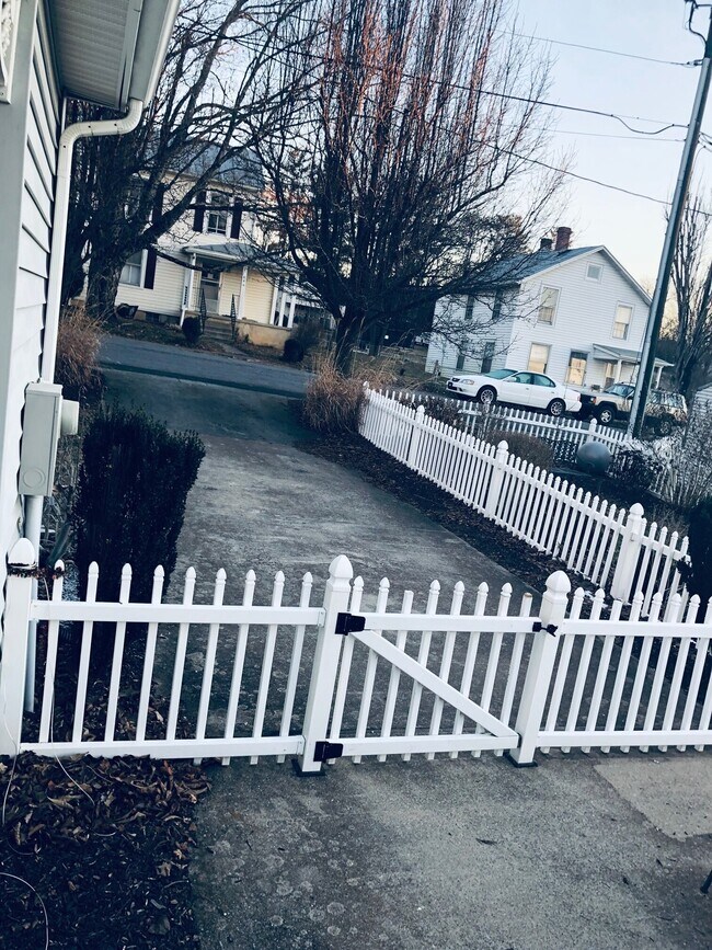 Foto del edificio - 210 Alum Springs Rd