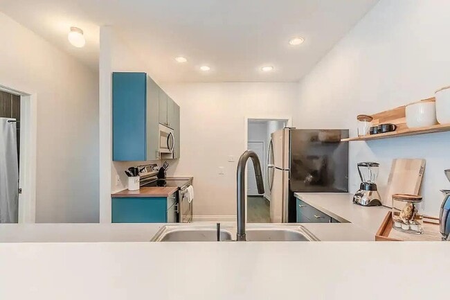 Building Photo - 1704 S Akard St