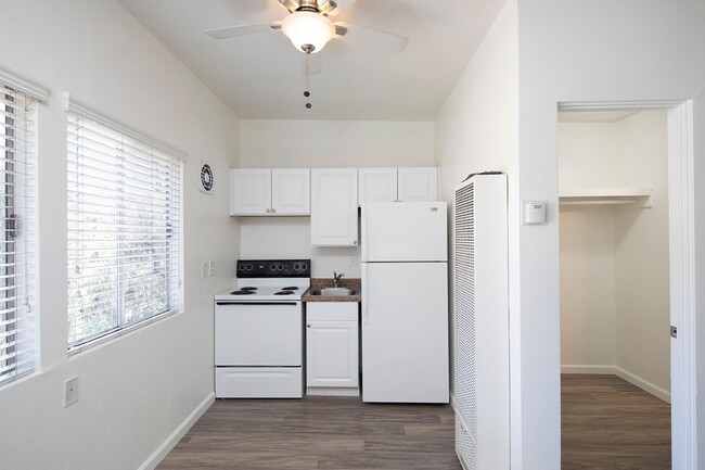 Foto del edificio - Large Studio in Mission Hills + Parking an...