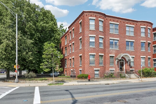 Building Photo - 550 Main St