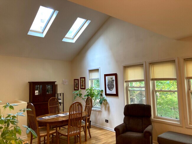 Foto del edificio - 1519 N Hudson Ave