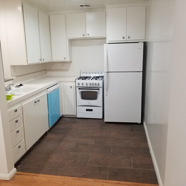 Se proporciona lavavajillas, estufa y refrigerador nuevos. - 1718 Federal Ave