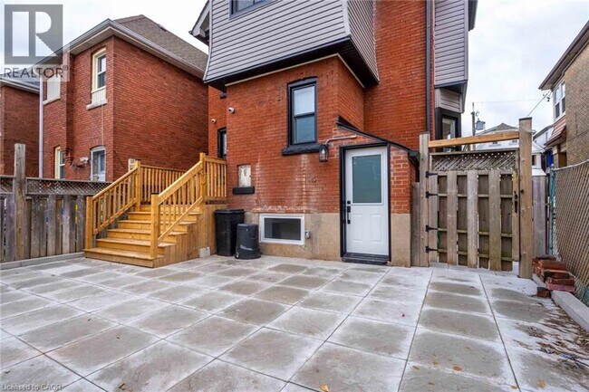 Photo du bâtiment - 204 Balsam Ave S