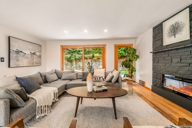 Foto del edificio - CLICK "REQUEST A TOUR" NOW!