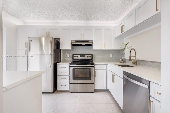 Building Photo - 3952 Cocoplum Cir