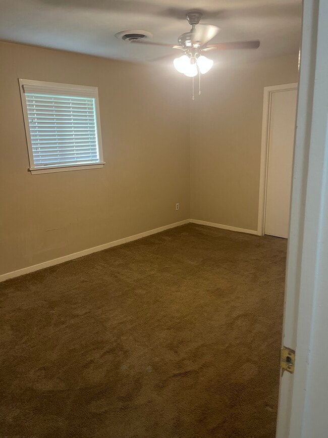 Building Photo - 2100 Vail Dr