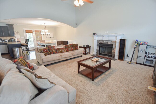Building Photo - Pet Friendly Five Bedroom!