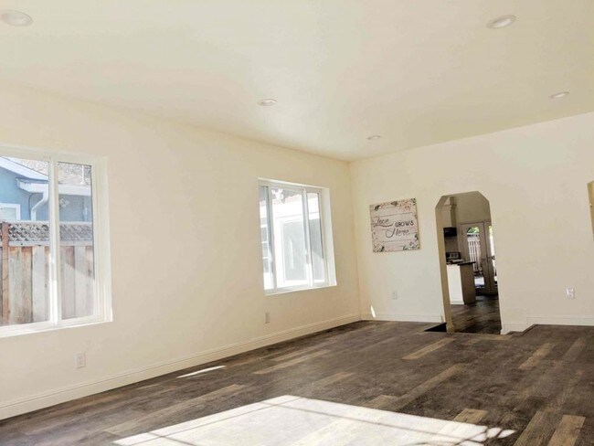 Building Photo - 921 Wainwright Dr