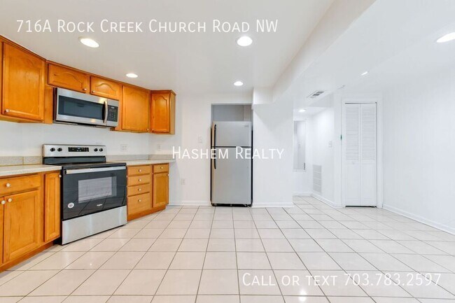 Foto del edificio - 716A Rock Creek Church Road NW-