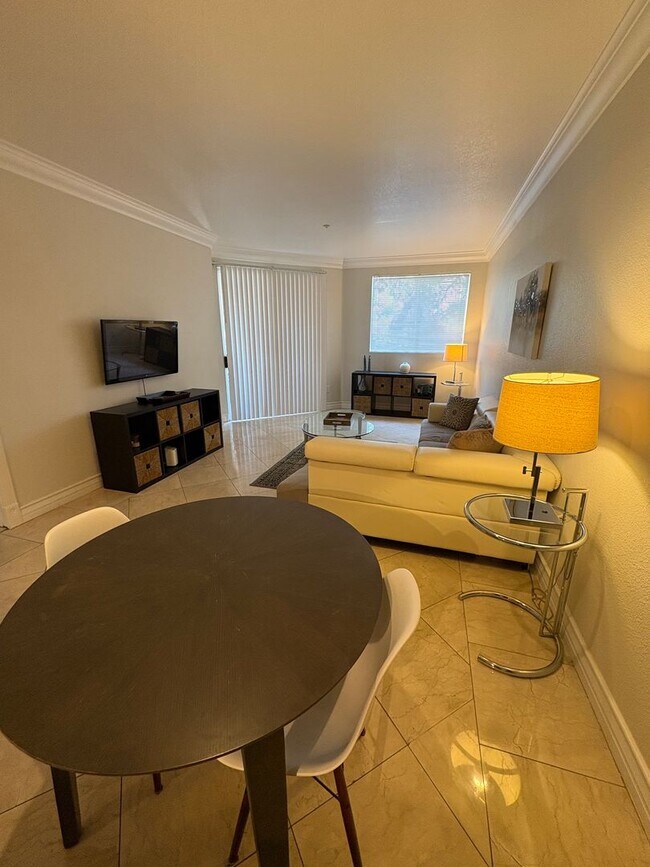 Building Photo - Spacious fully furnished 1 bedroom condo l...