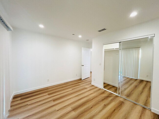 Foto del edificio - Spacious 6-Bedroom with Private Yard & Parking in Sylmar!